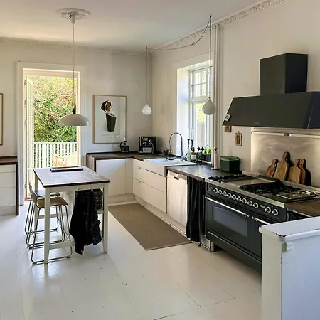 Mansion Flat With Garden Near And Centre
