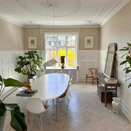 Feriehus Mansion Flat With Garden Near And Centre