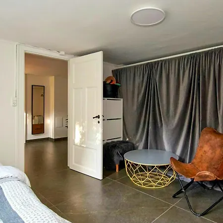 Mansion Flat With Garden Near And Centre Feriehus