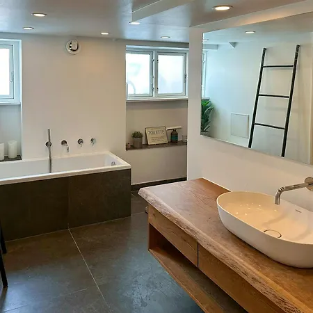 Mansion Flat With Garden Near And Centre Feriehus