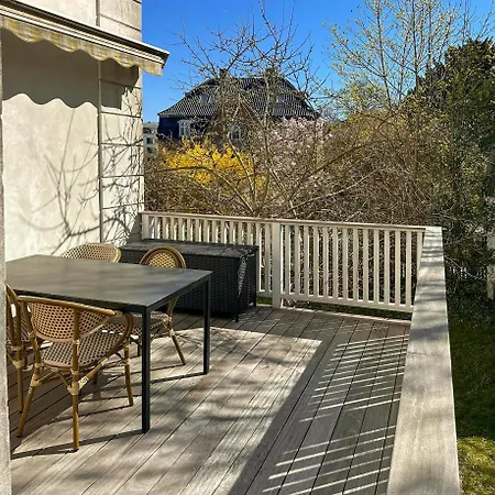 Mansion Flat With Garden Near And Centre *